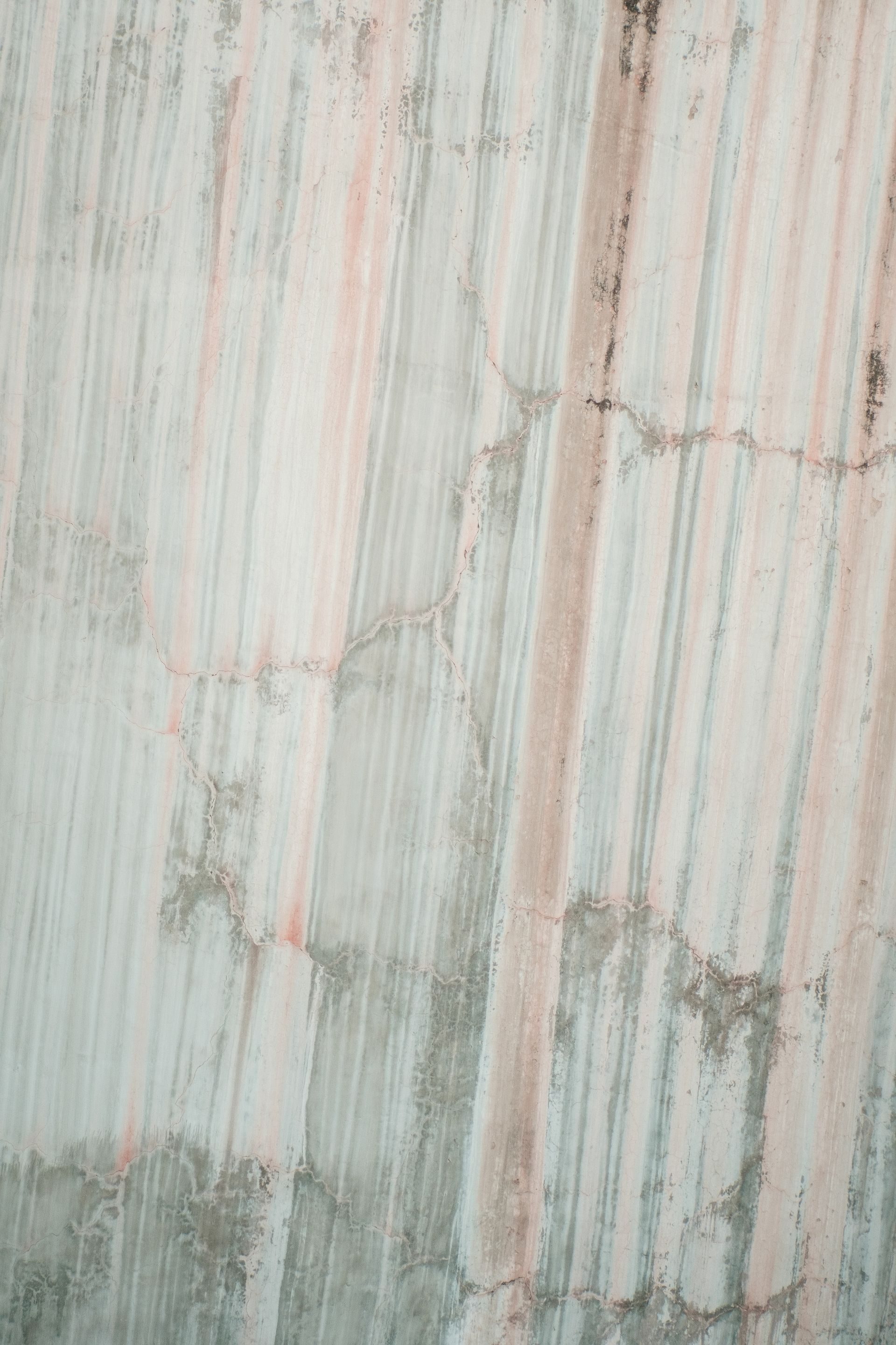 Wall with a layered glaze finish showing horizontal strie style banding in warm tones