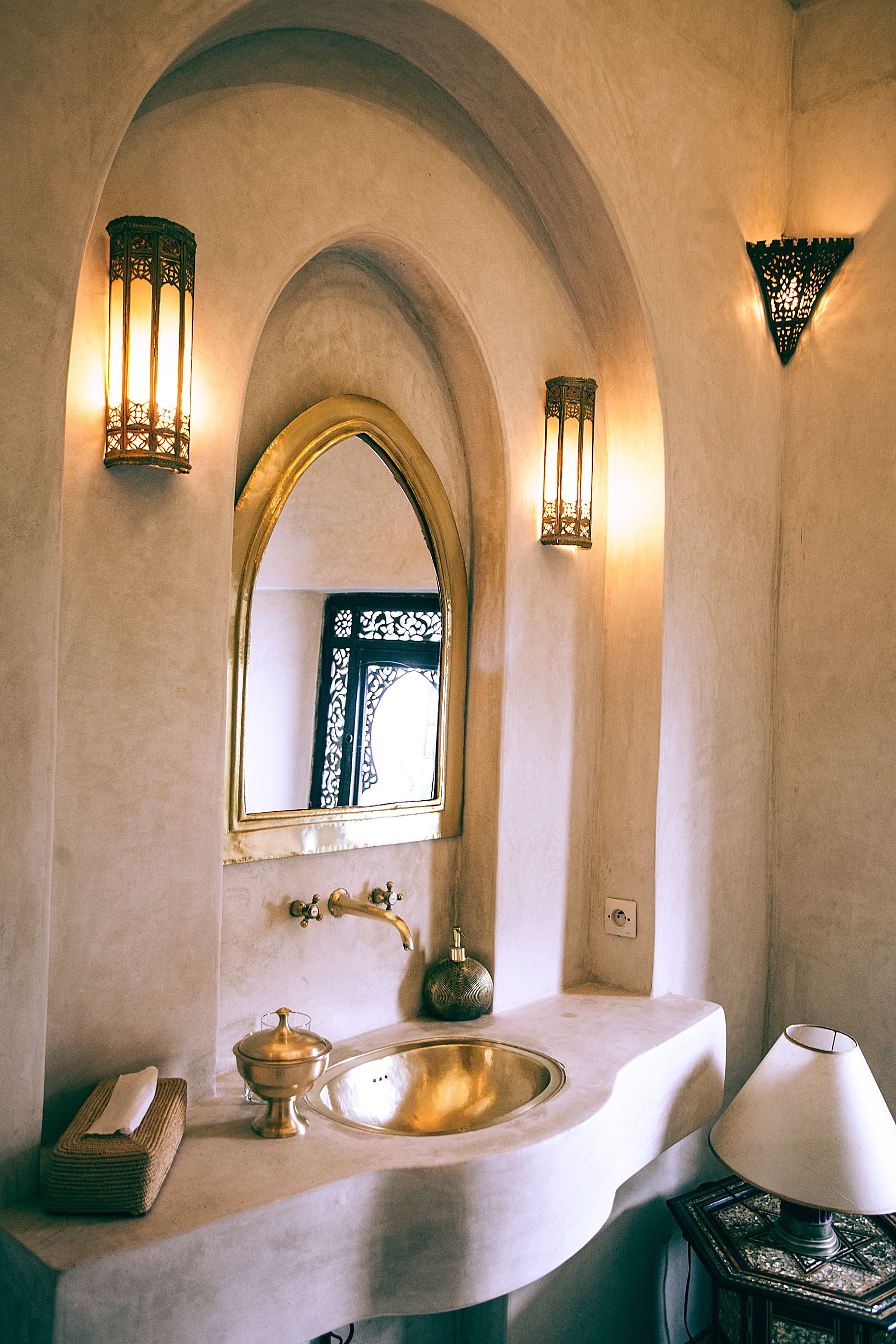 Bathroom with seamless burnished lime plaster walls, arched niche and an integral plaster sink